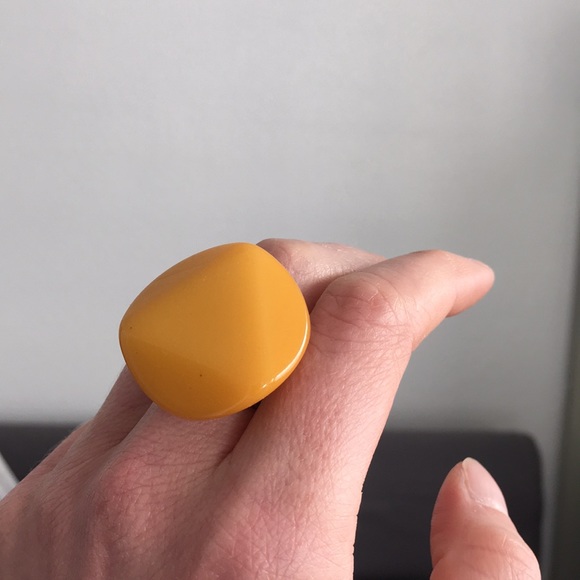 Yellow statement ring - Picture 4 of 7